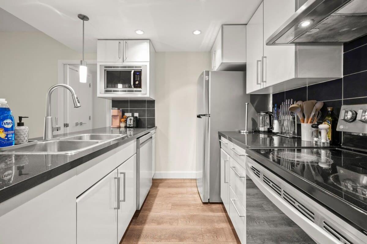 Dazzling Condo By Stadium Downtown With Free Parking Vancouver Exterior photo